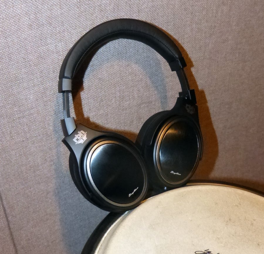 noise isolating headphones