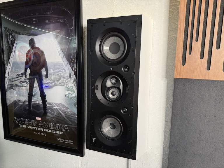 Focal on-wall frame in theater